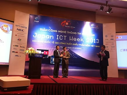 Newwave SolutionsのCEO To Quang Duy が日本ICTウィーク2013で発表